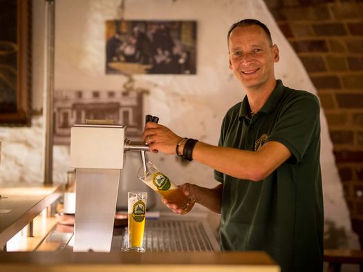 Ein Brauer zapft Bier im Rathauskeller Fürstenwalde