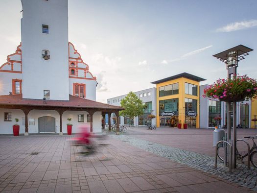 Marktplatz mit Blick auf Rathaus und Fürstengalerie in Fürstenwalde