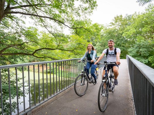 Radfahren Paar Brücke Fürstenwalde in Oder-Spree