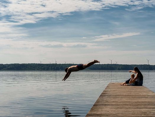 Sprung vom Steg in den Scharmützelsee, Baden in Oder-Spree