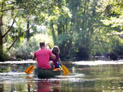 Kanu fahren in der Flusslandschaft Spree