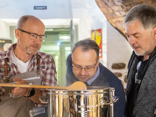 Mann rührt in einem Topf beim Braukurs in Fürstenwalde